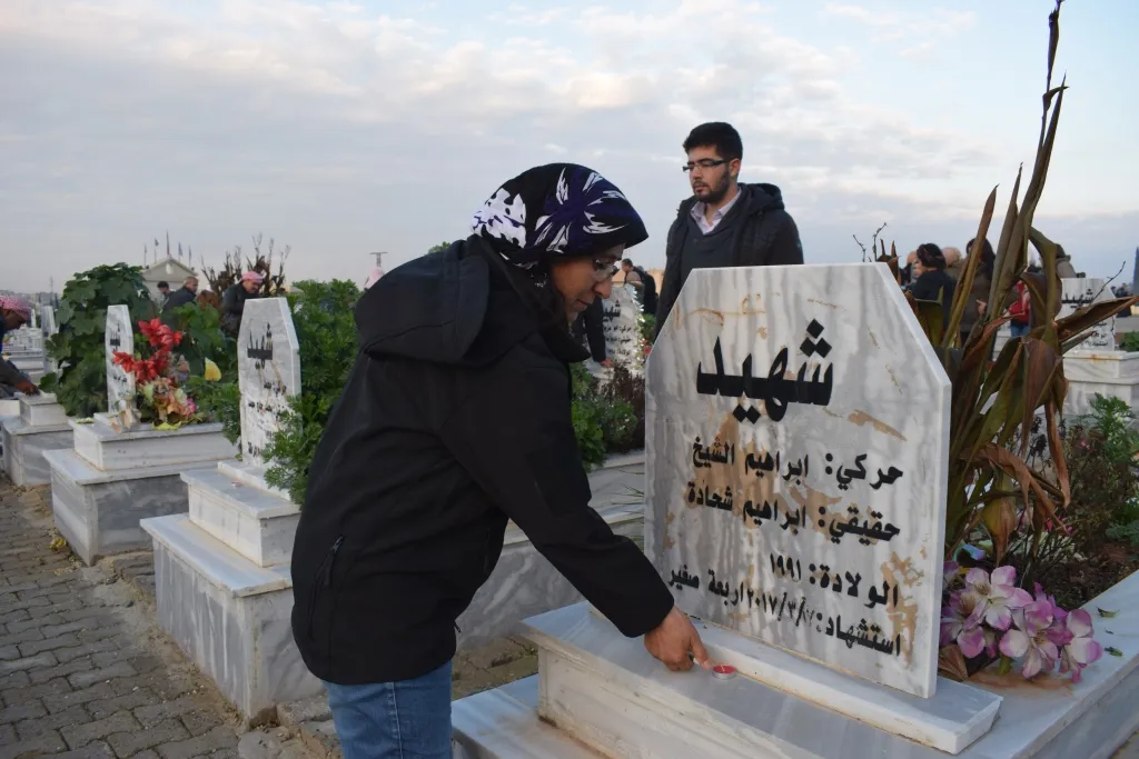 Şehîdên meha Kanûnê yên Minbicê li ser gora xwe hatin bi bîranîn