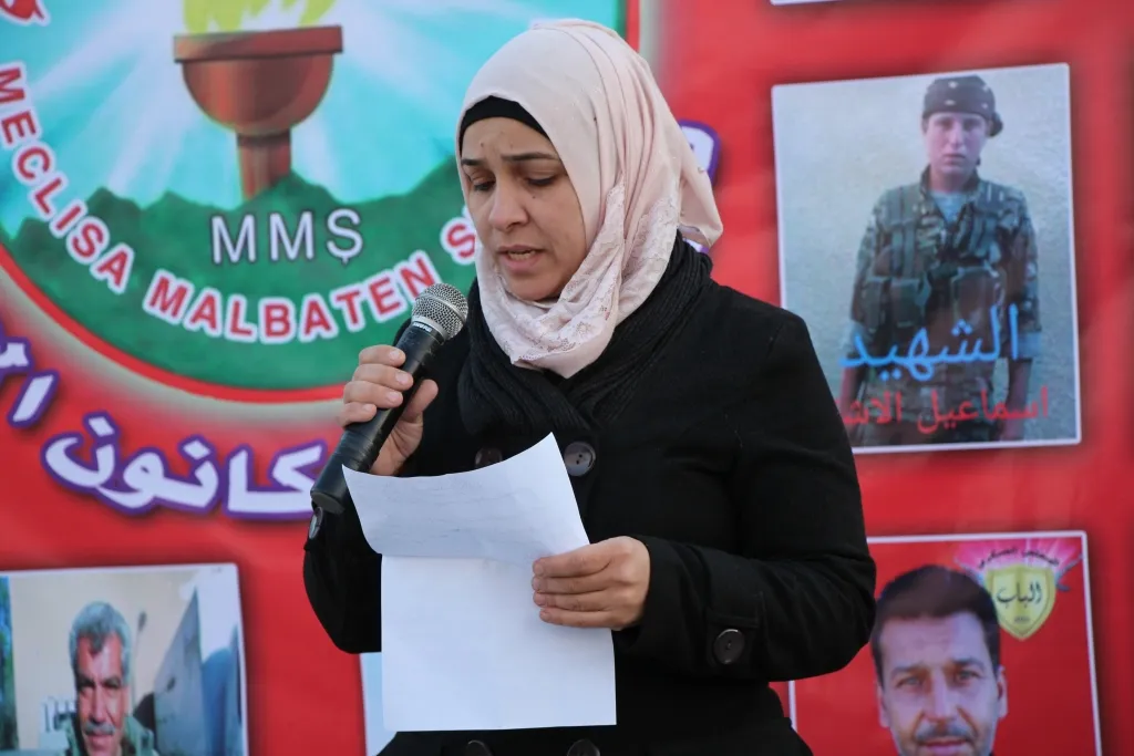 Şehîdên meha Kanûnê yên Minbicê li ser gora xwe hatin bi bîranîn