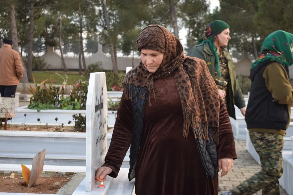 Şehîdên meha Kanûnê yên Minbicê li ser gora xwe hatin bi bîranîn
