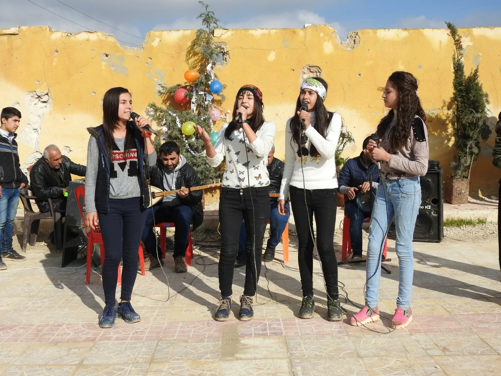 Zarokên Efrînê sala nû pîroz kir