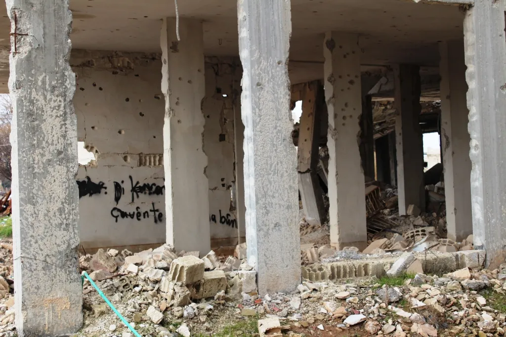 Li kolanên Kobanê nivîs û keskesorên bîranînên şehîdan