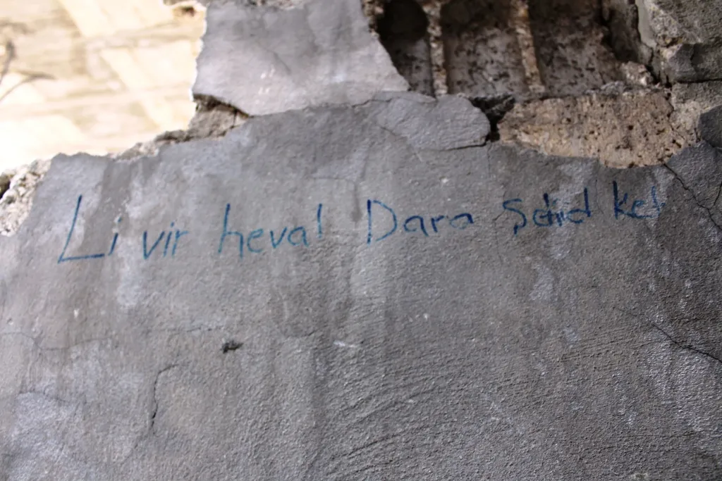 Li kolanên Kobanê nivîs û keskesorên bîranînên şehîdan