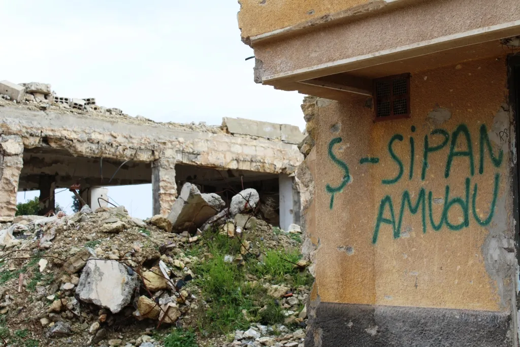 Li kolanên Kobanê nivîs û keskesorên bîranînên şehîdan