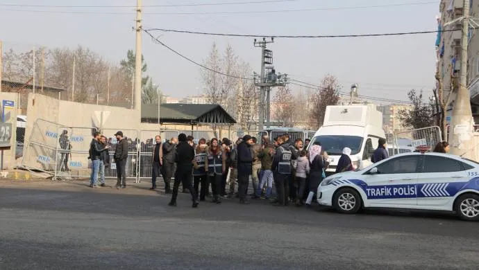 Polîs nahêlin kes pêşwaziya Leyla Guven bike