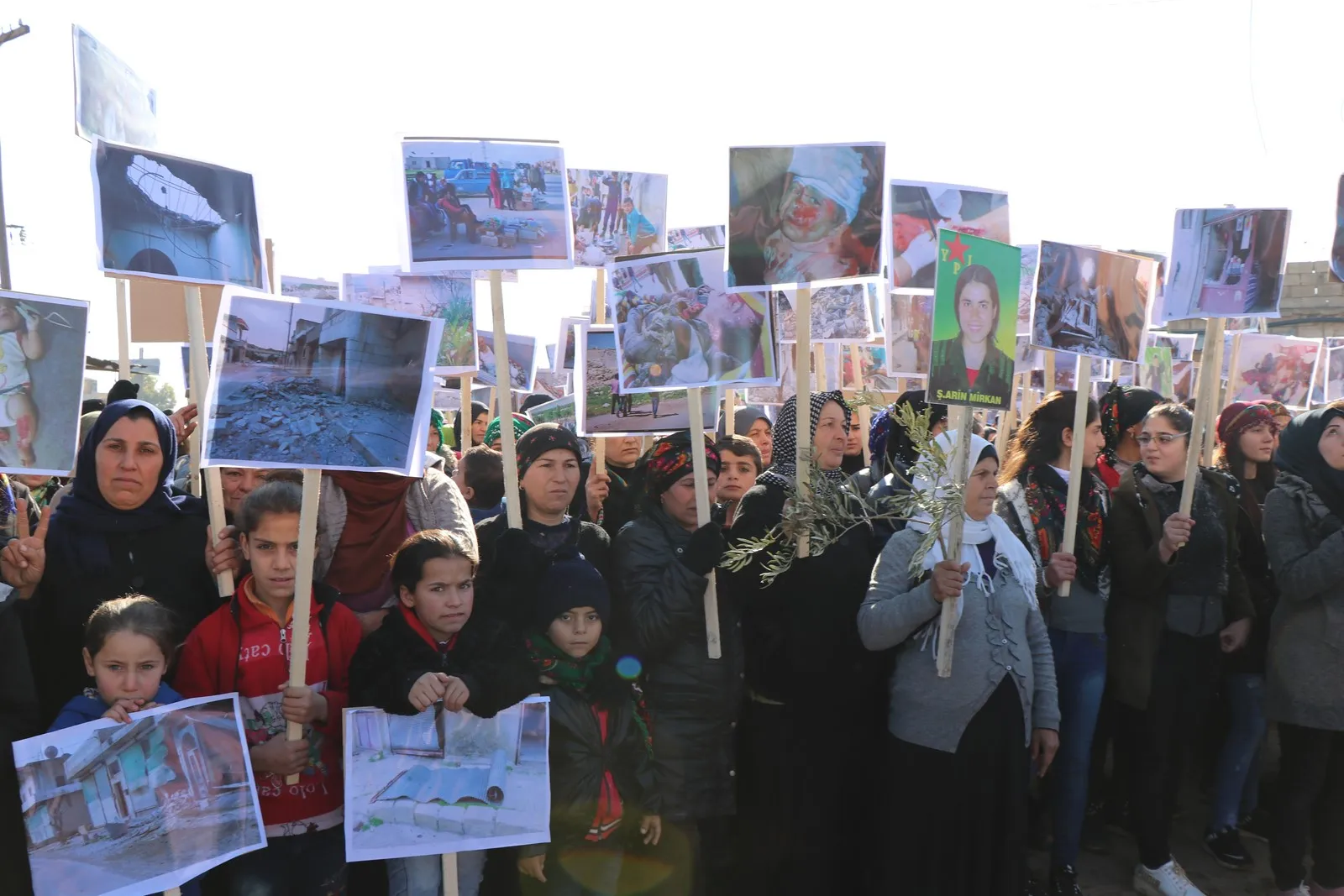 Bi hezaran şêniyên Efrînê: Em ê li Efrînê vegerin…