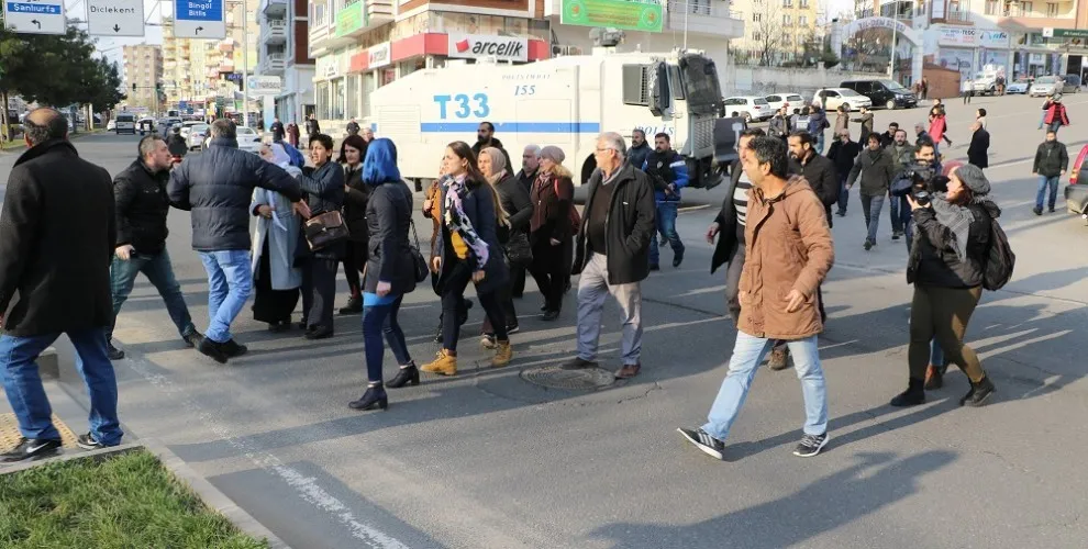 Polîsên Tirk, meşa ji bo Leyla Guven asteng kirin