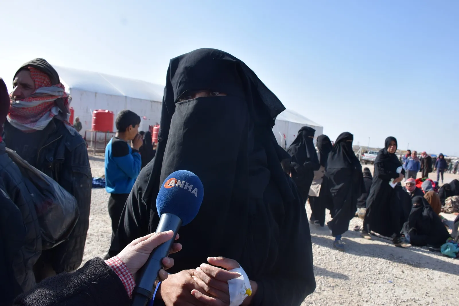 Koçberên ku gihîştin herêmên ewle, kêfxweşiya xwe anî ziman
