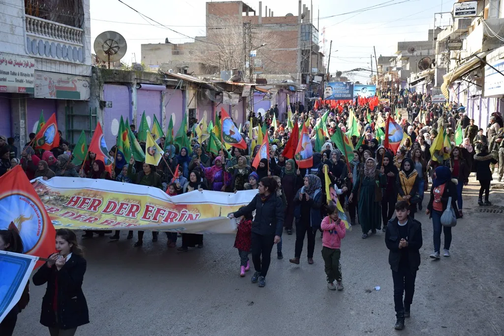 Şêniyên Serêkaniyê ji bo Efrînê meşiyan