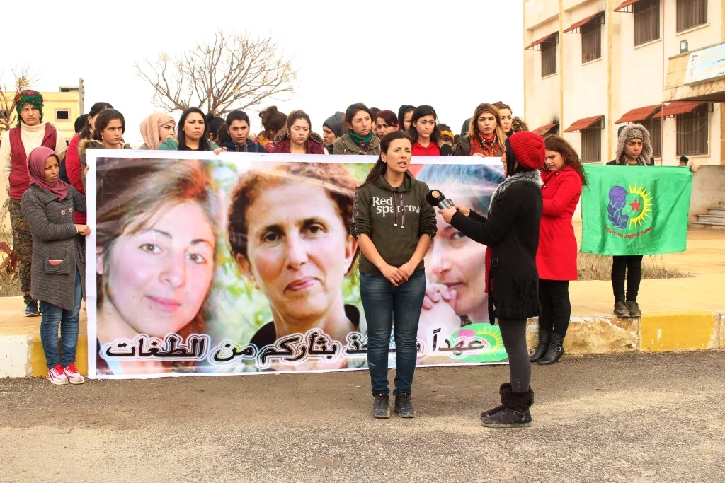 Ciwanên Kobanê şehîdên Parîsê bi bîr anîn