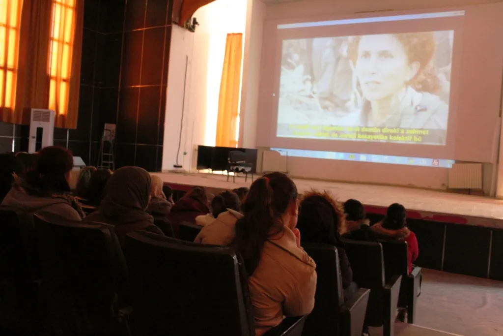 Ciwanên Kobanê şehîdên Parîsê bi bîr anîn