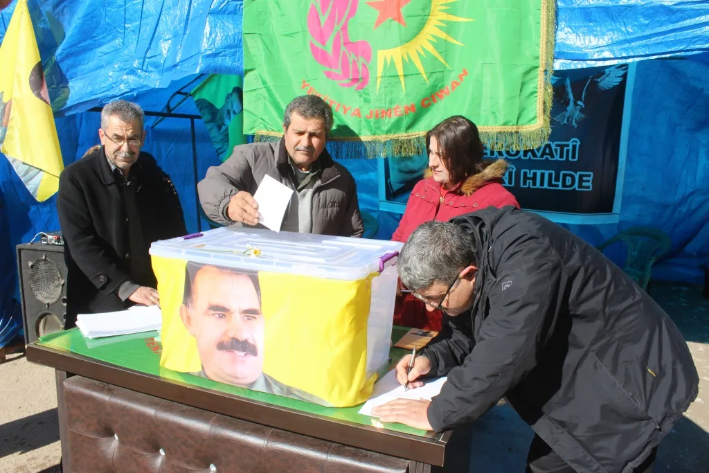 Li Dirbêsiyê ji bo piştgiriya Leyla Guven çalakiya konvedanê