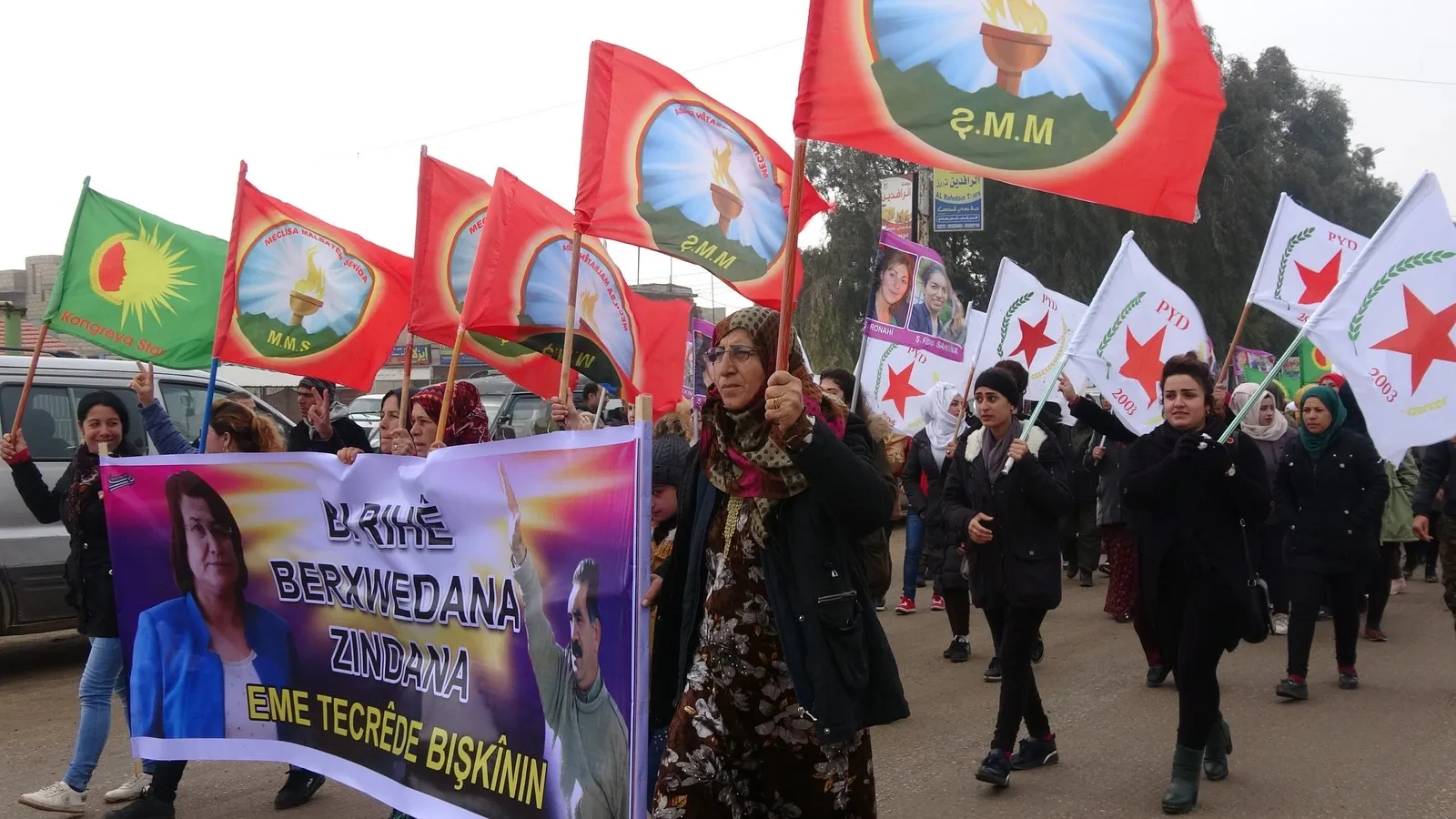 Şêniyên Til Temirê li dijî tecrîdê meşek li dar xist