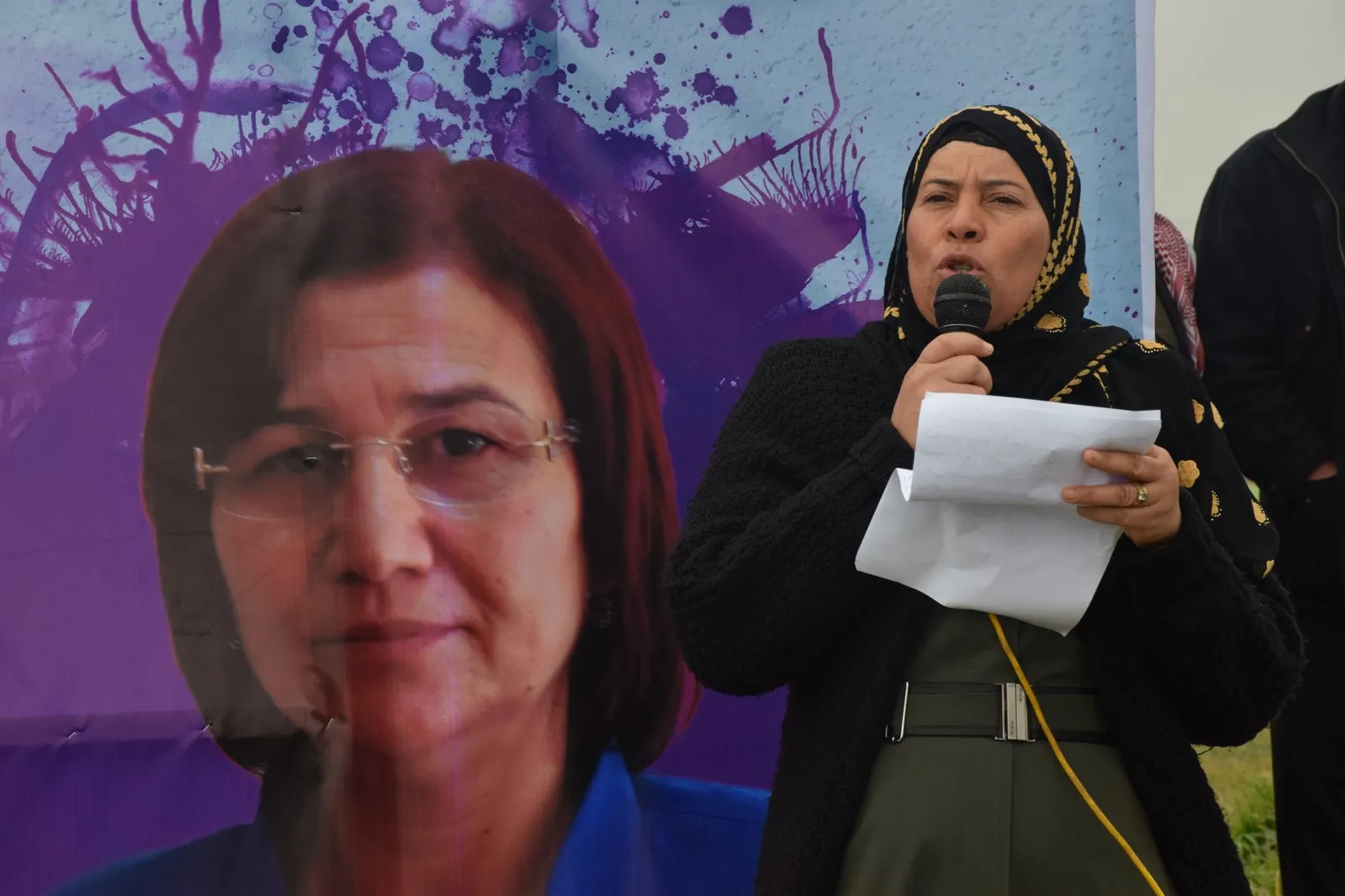 Şêniyên Til Temirê li dijî tecrîdê meşek li dar xist