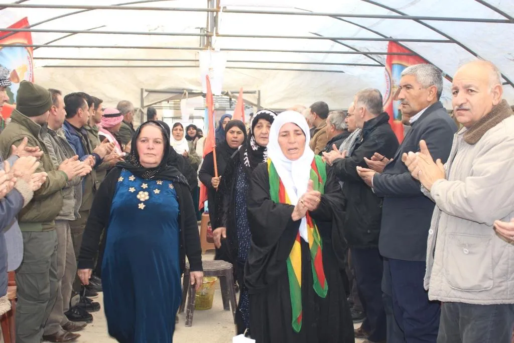 ‘Dema ku em şehîdekê xwe oxir dikin bi sedan kes amade ku çeka wî rakin‘