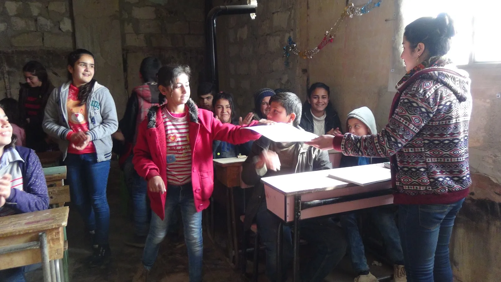 Xwendekarên Efrînê karnameyên xwe wergirtin