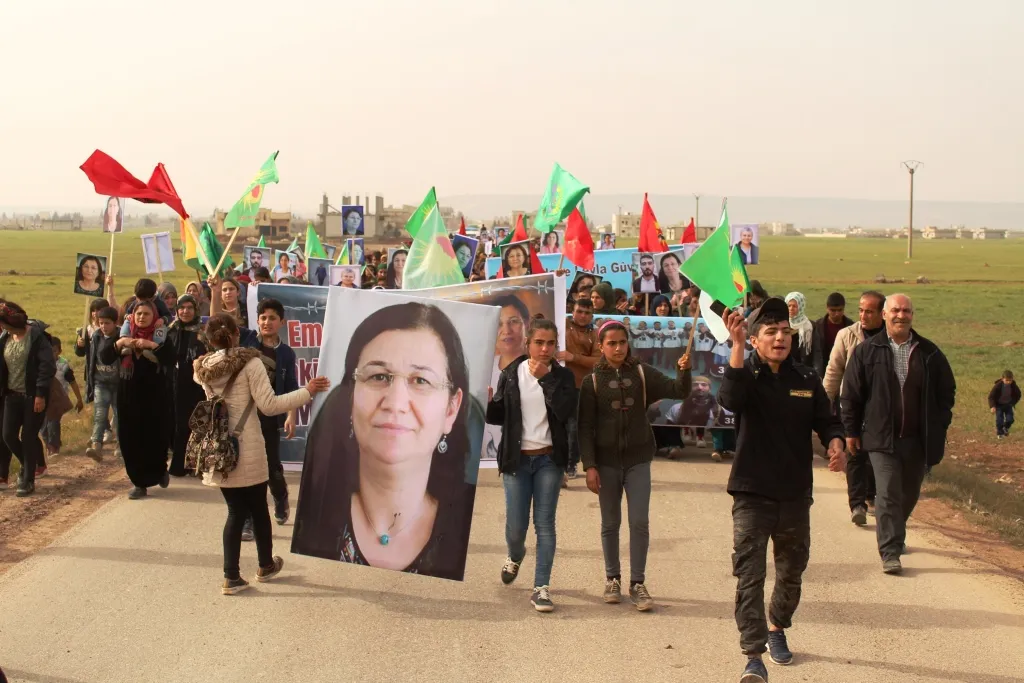 Ji bo piştgiriya Leyla Guven li Şêranê meşek pêk hat
