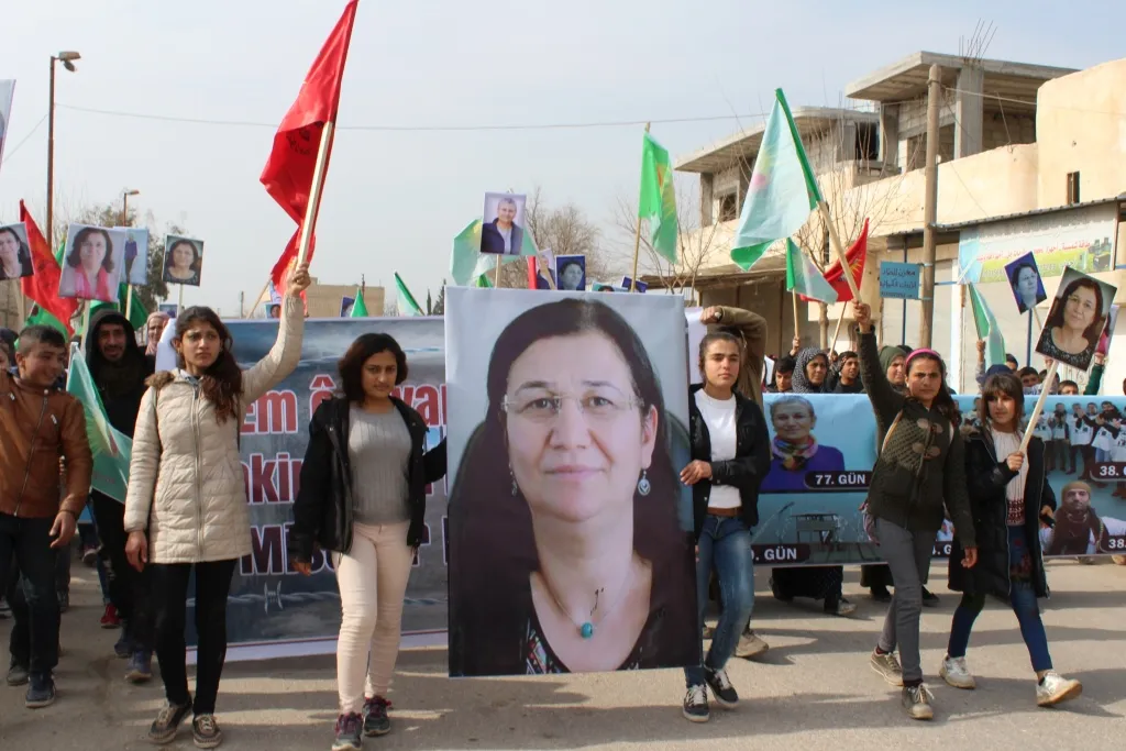 Ji bo piştgiriya Leyla Guven li Şêranê meşek pêk hat