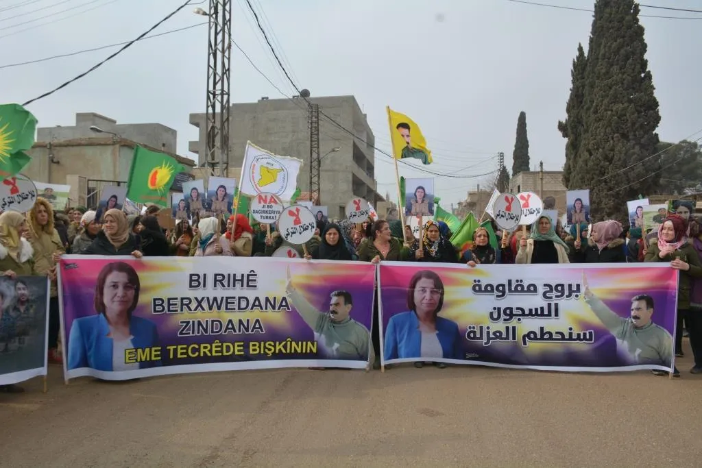 `Leyla Guven rastiya jinên berxwedêr nîşan da`