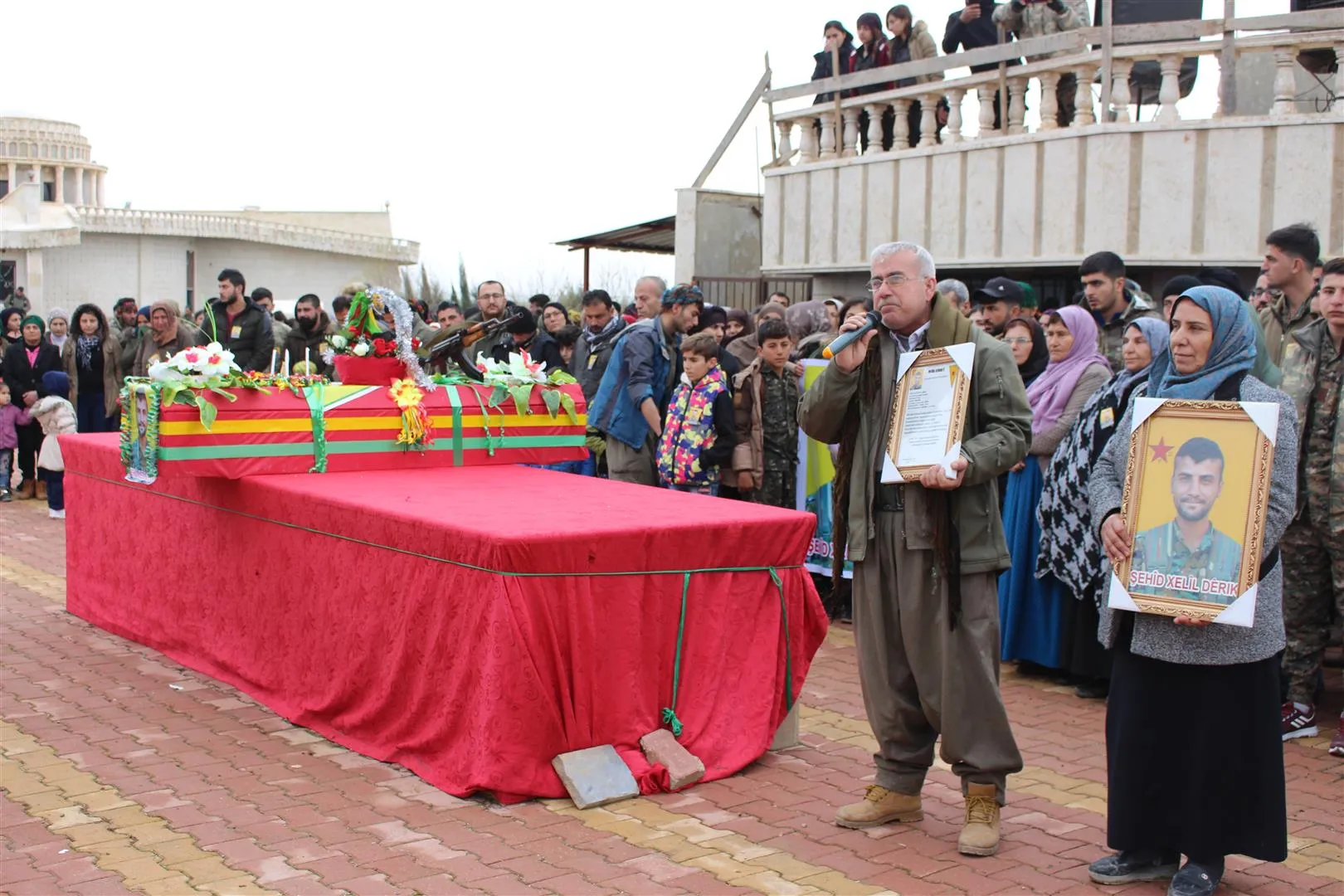 `Şehîd Xelîl li ser şopa 7 şehîdên malbatê çû`