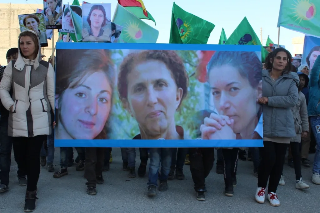 Li Kobanê Sakîne, Fîdan û Leyla bi meşekê hatin bibîranîn