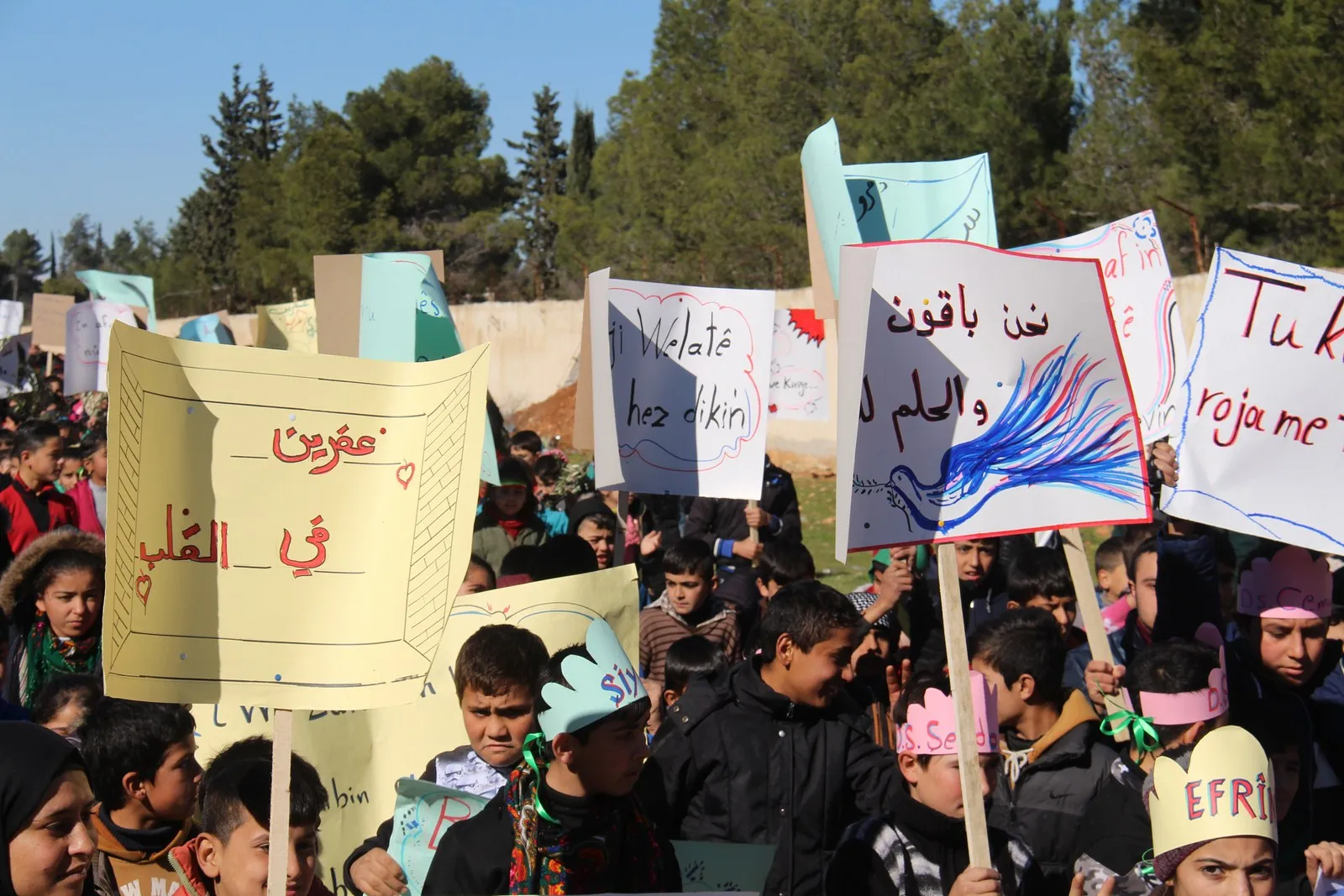 Xwendekar û mamosteyên Efrînê li dijî dagirkeriyê meşiyan