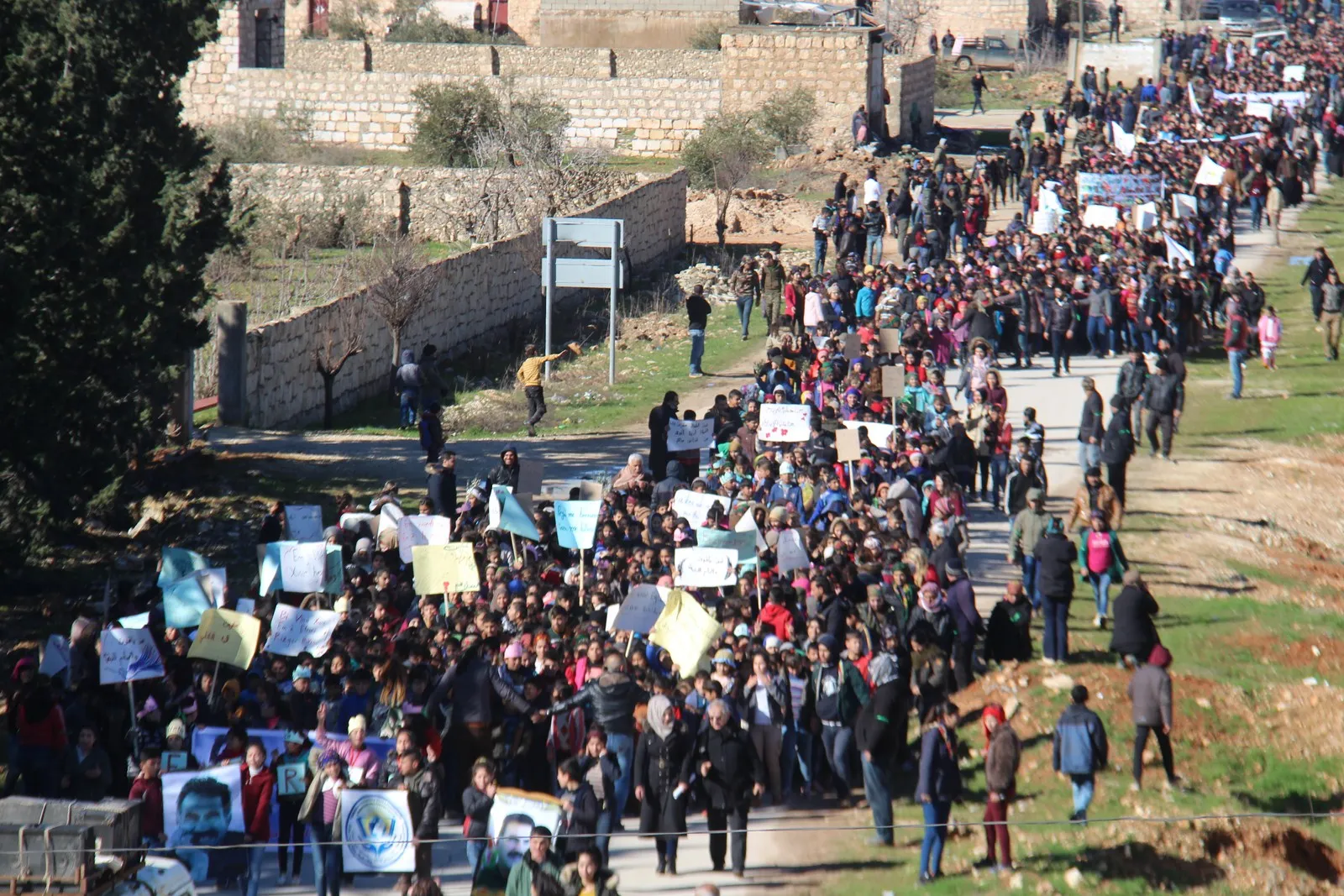 Xwendekar û mamosteyên Efrînê li dijî dagirkeriyê meşiyan