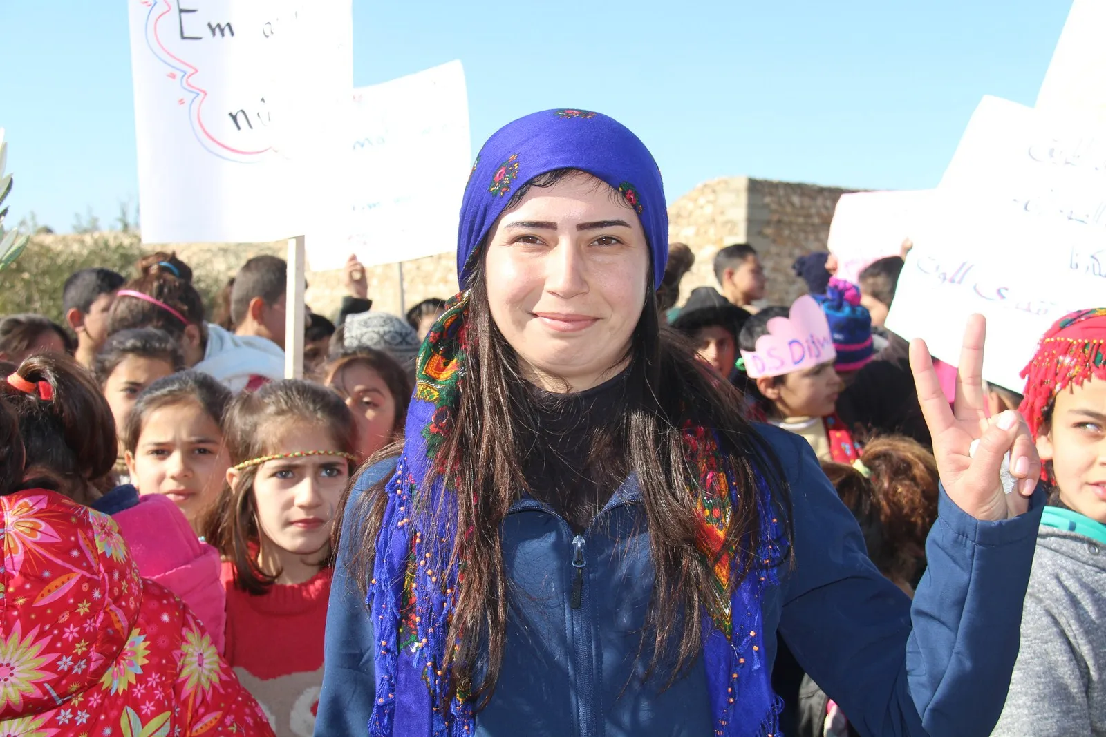 Xwendekar û mamosteyên Efrînê li dijî dagirkeriyê meşiyan
