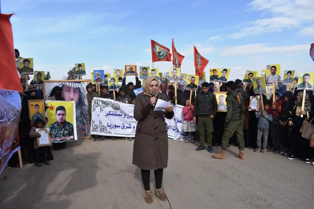 Malbatên şehîdên Dêrazorê li dijî gefên Tirkiyê meşiyan