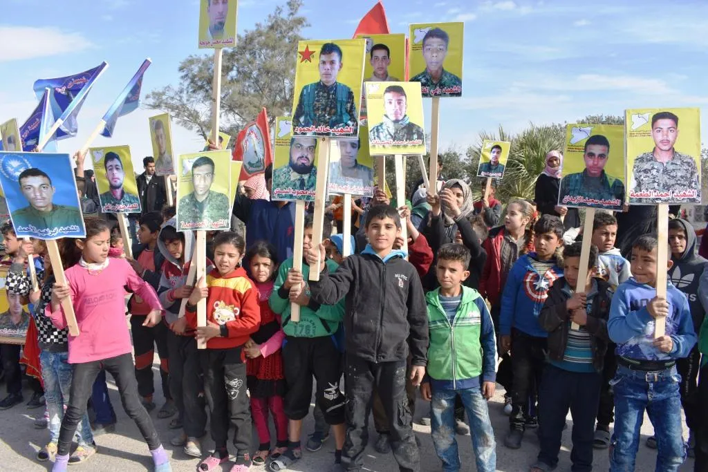 Malbatên şehîdên Dêrazorê li dijî gefên Tirkiyê meşiyan