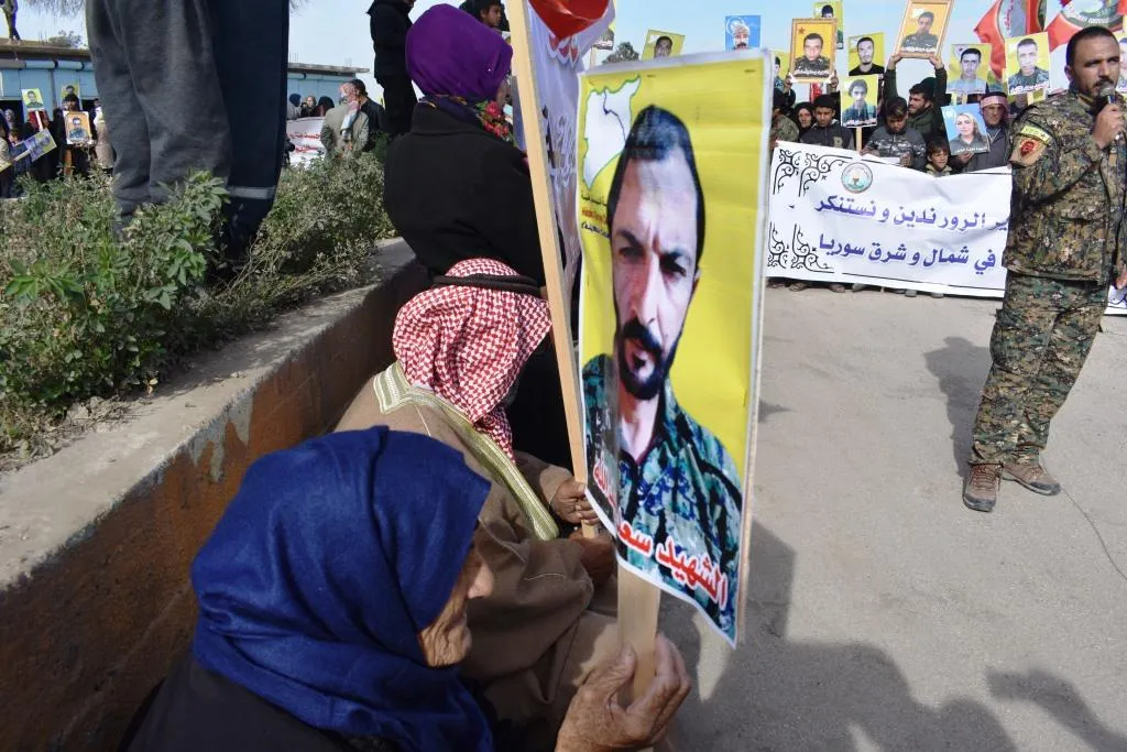 Malbatên şehîdên Dêrazorê li dijî gefên Tirkiyê meşiyan