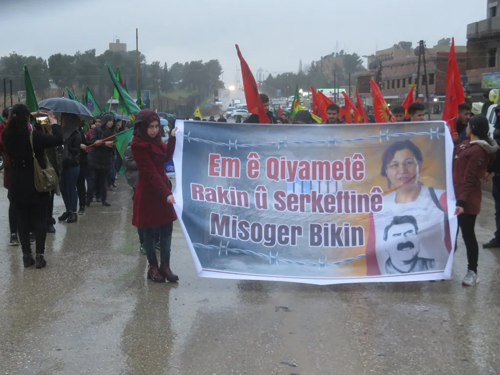 Ciwanên Girkê Legê ji bo Leyla Guven meşiyan