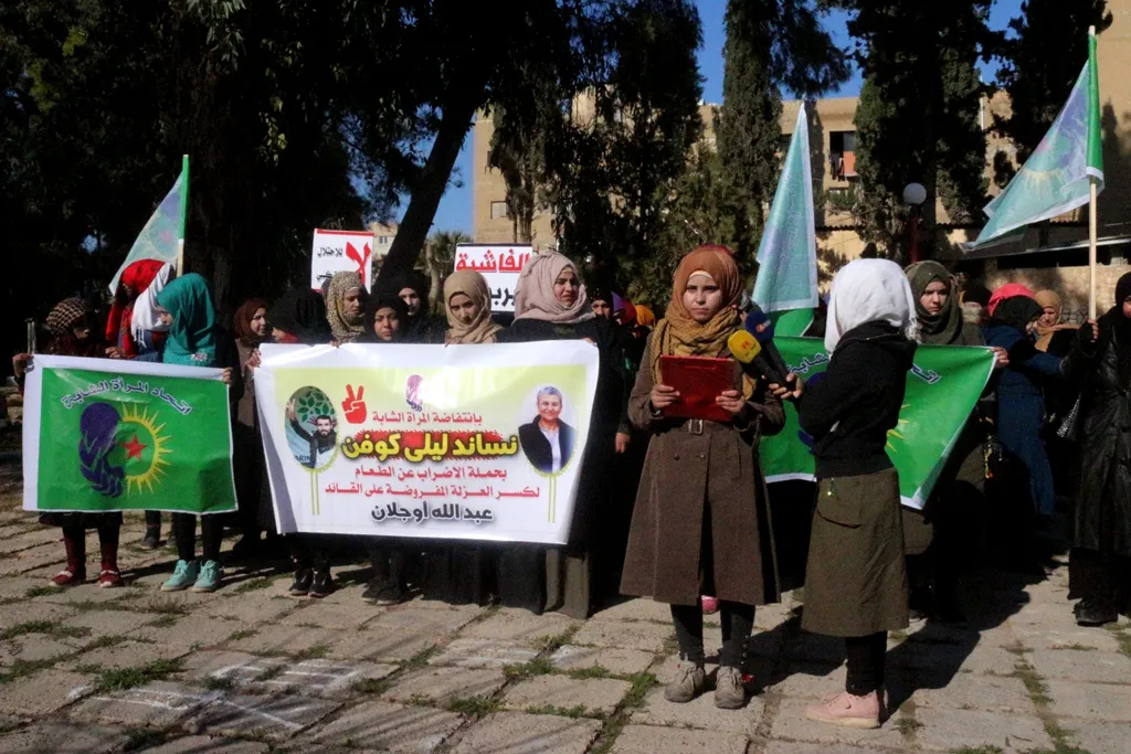 Jinên ciwan ên Tebqayê berxwedana Leyla Guven silav kirin