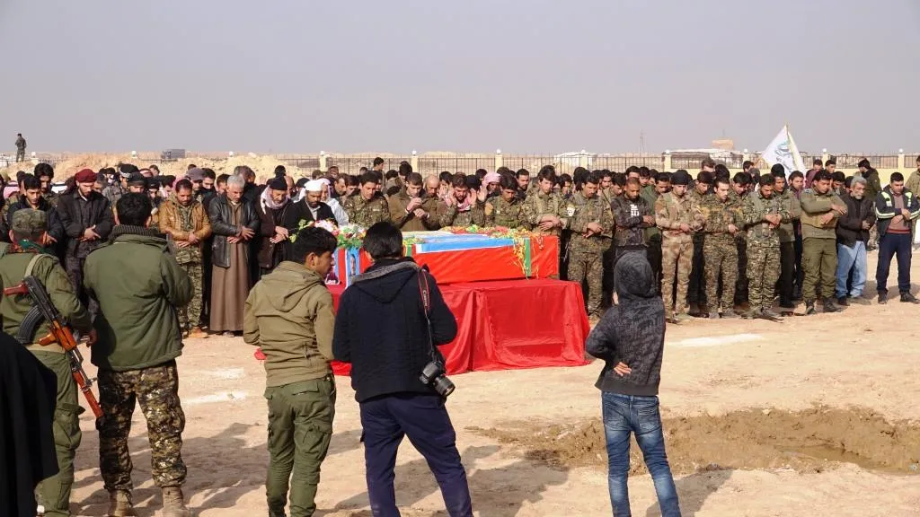 Cenazeyê 3 şehîdan li Reqayê hatin veşartin