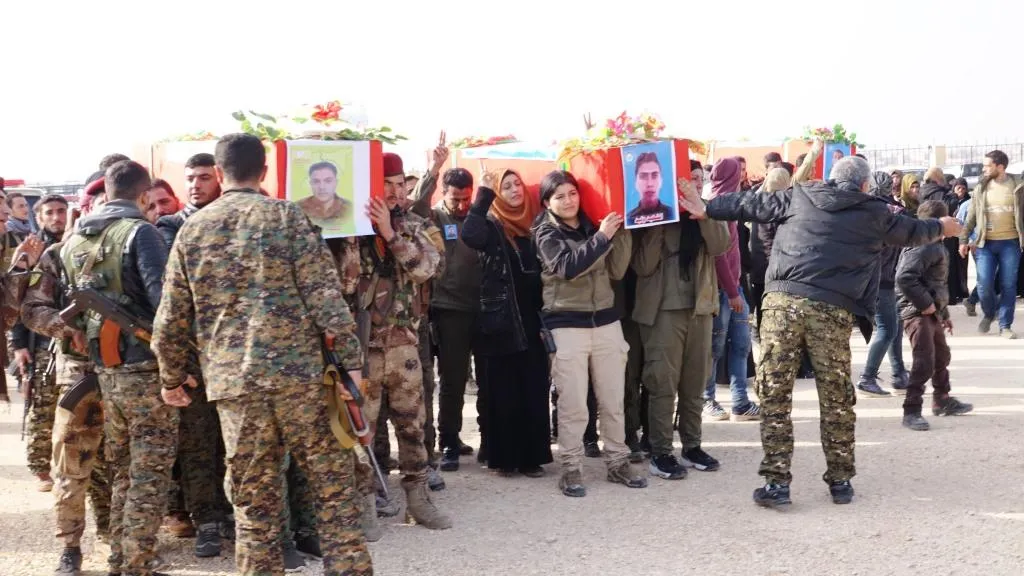 Cenazeyê 3 şehîdan li Reqayê hatin veşartin