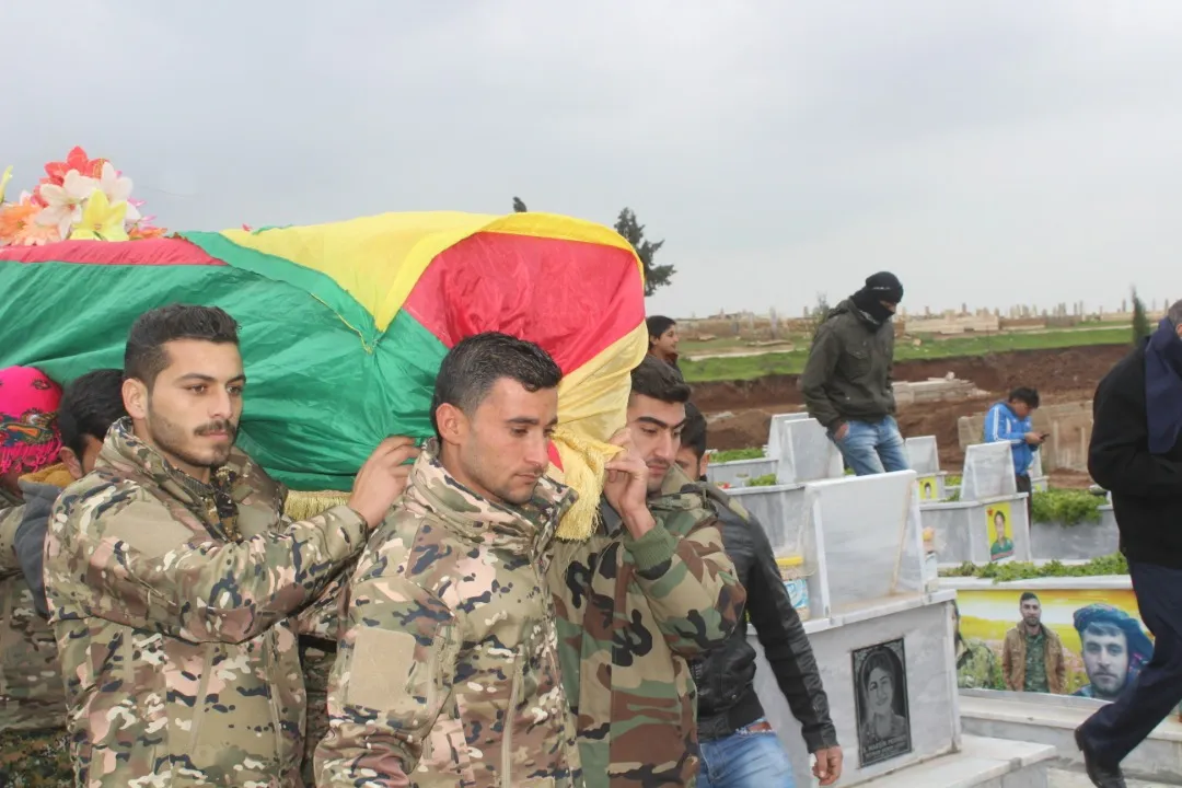 Cenazeyê şervanê YPG‘ê Xidir bi merasîmekî girseyî hate veşartin