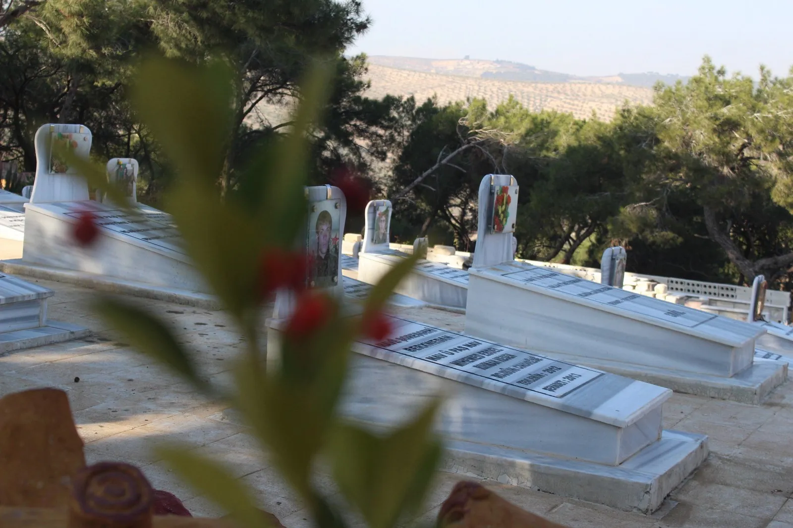 Artêşa Tirk wekî DAIŞ`ê goristanan jî dike kavil