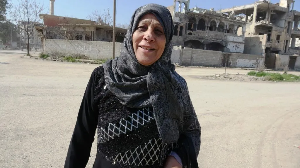 Piştî 5 salan, jinên Reqayê êdî cilên rengîn li xwe dikin