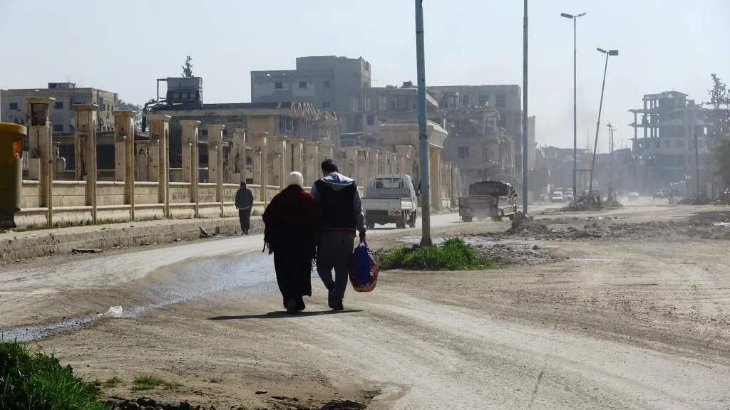 Piştî 5 salan, jinên Reqayê êdî cilên rengîn li xwe dikin