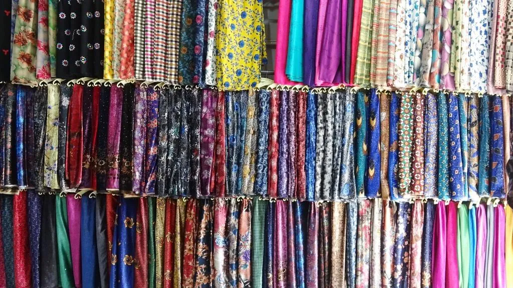 Piştî 5 salan, jinên Reqayê êdî cilên rengîn li xwe dikin