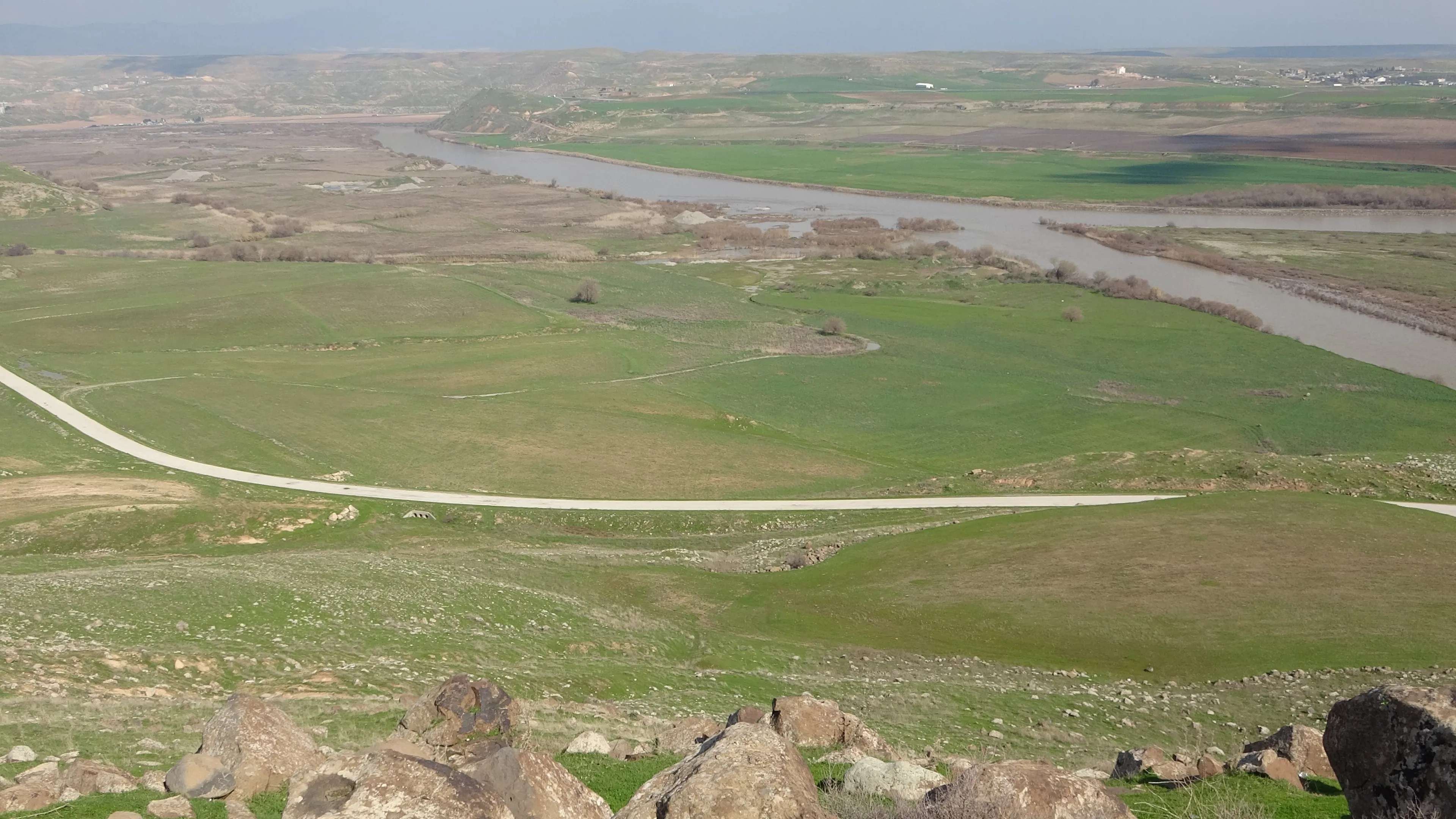 Artêşa Tirk nahêle cotkarên Eyn Dîwerê zeviyên xwe biçînin