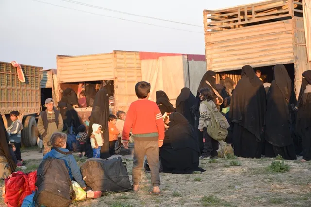Komeke koçber û malbatên çeteyan gihîştin kampa Holê