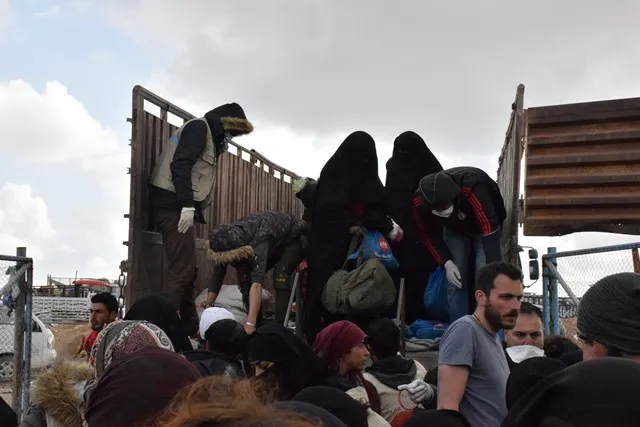 800 koçberên din gihîştin kampa Holê