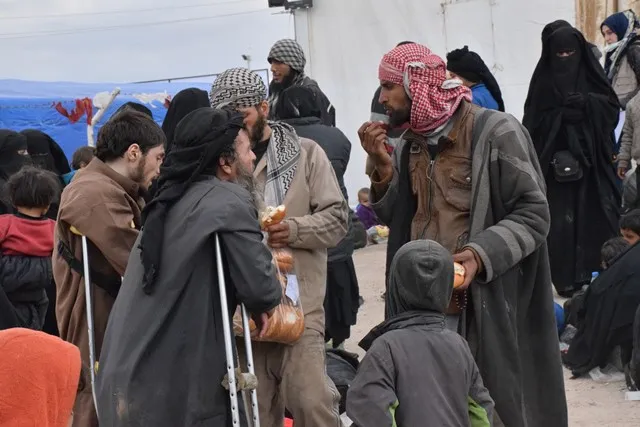 800 koçberên din gihîştin kampa Holê