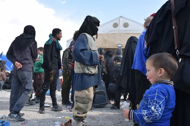 800 koçberên din gihîştin kampa Holê