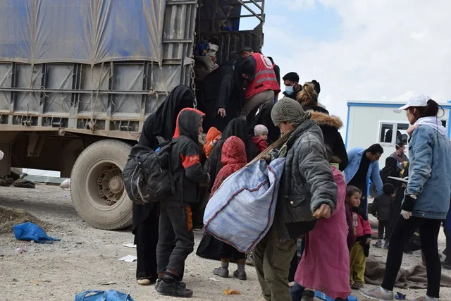 800 koçberên din gihîştin kampa Holê