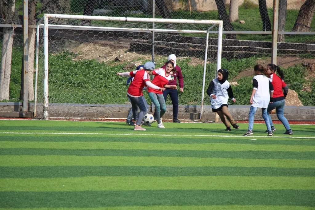 Yekemîn pêşbaziya jinan a futbolê li bajarê Minbicê dest pê kir