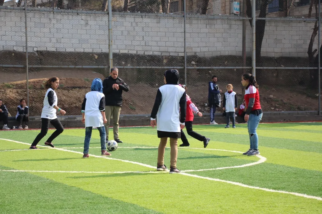 Yekemîn pêşbaziya jinan a futbolê li bajarê Minbicê dest pê kir