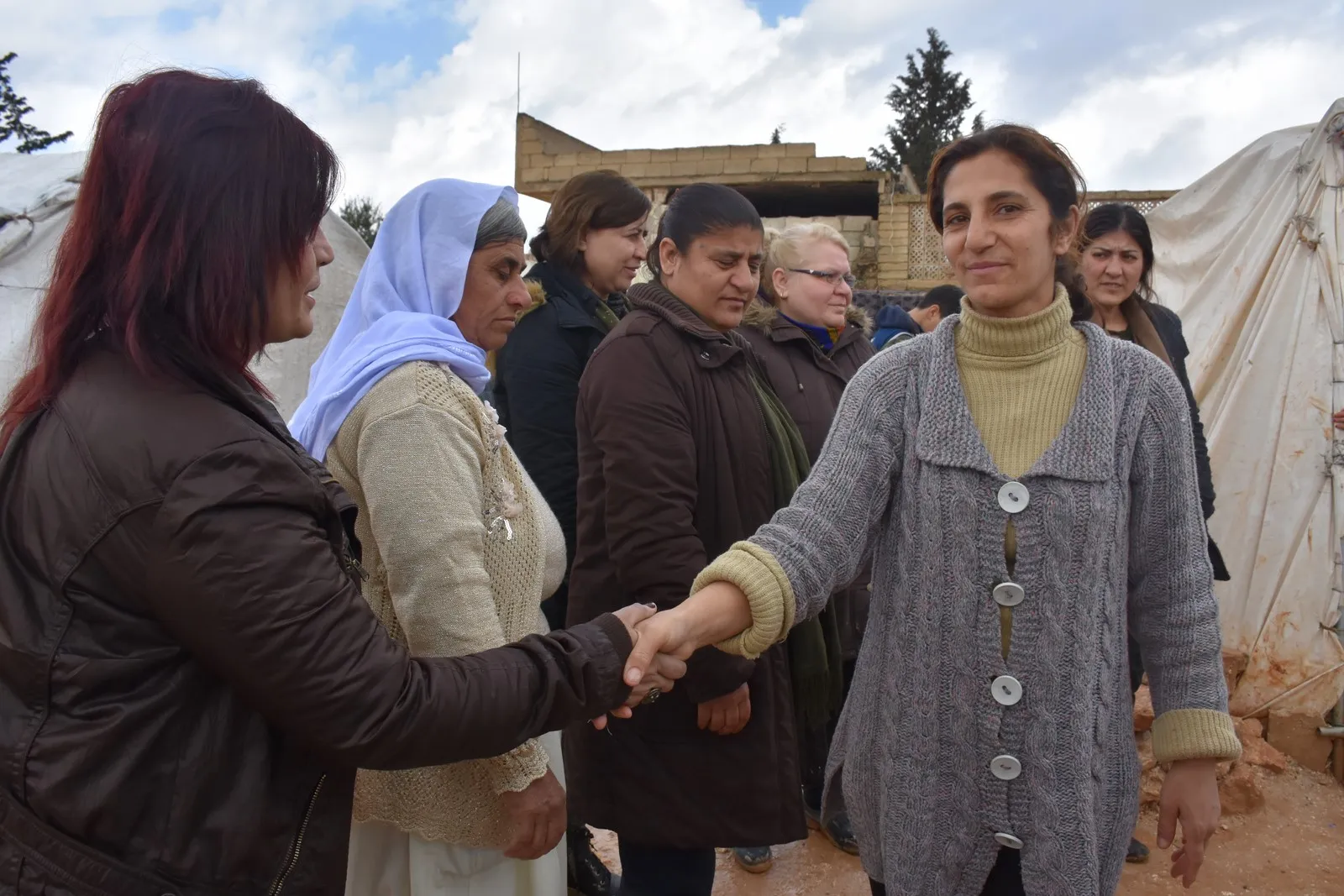 Şandeya jinên Êzidî serdana goristana şehîdên Berxwedana Serdemê kir