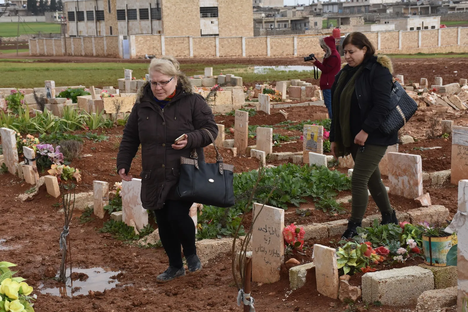 Şandeya jinên Êzidî serdana goristana şehîdên Berxwedana Serdemê kir