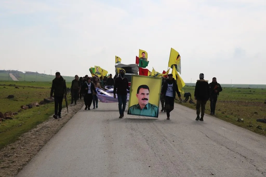 Meşa ciwanên şoreşger ber bi Kobanê ve dewam dike